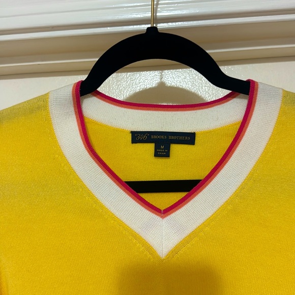 346 Brooks Brothers Yellow Sweater. - Picture 2 of 5